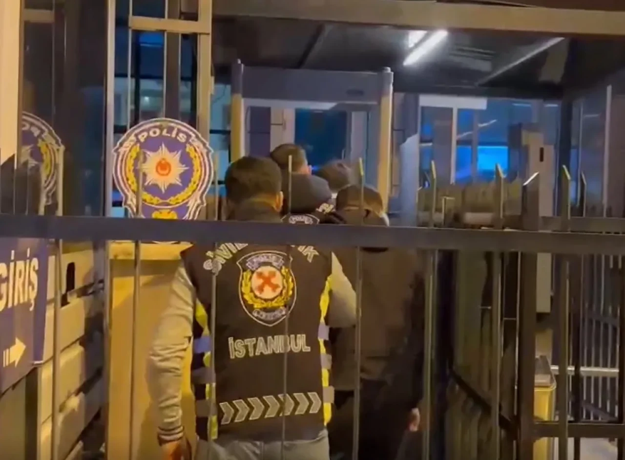 Kadıköy'de Tehlikeli Yolculuk: Camdan Sarkan Sürücü ve Yolculara Ceza Yağdı