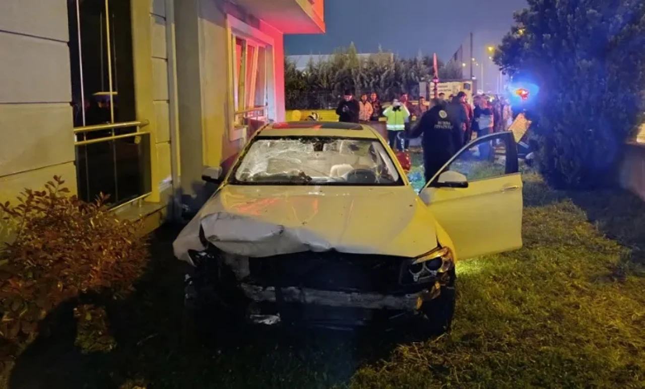 Ehliyetsiz Genç Ortalığı Savaş Alanına Çevirdi: Site Bahçesine Uçan Otomobil!