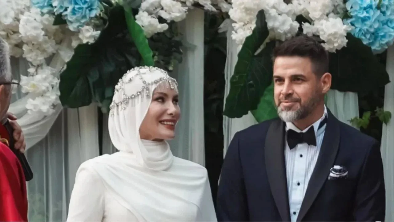 Gamze Özçelik ve Eşi Reshad Strik Paris Tatilinde Romantik Anlar Yaşadı