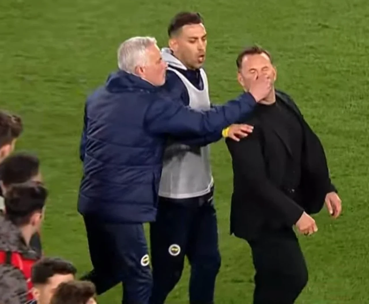 Fenerbahçe - Galatasaray Derbisinde Çarpıcı Anlar: Jose Mourinho'dan Okan Buruk'a Fiziksel Müdahale!