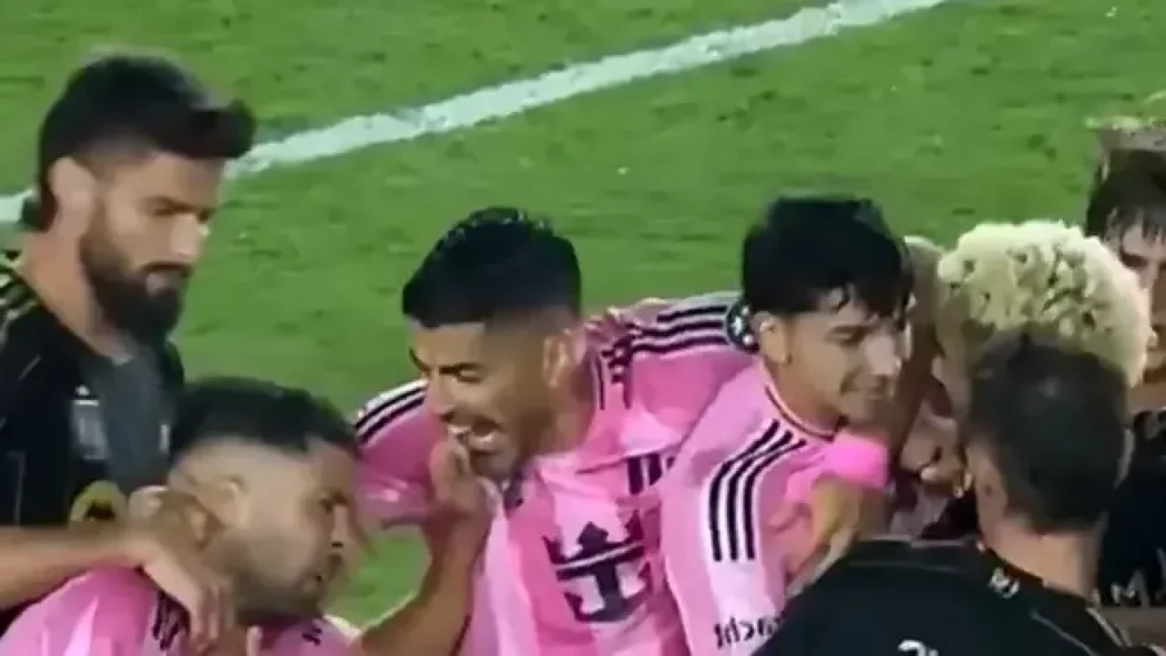 Luis Suarez Isırmaya Kaldığı Yerden Devam Ediyor! Bu Kez Takım Arkadaşı Jordi Alba'yı Isırdı