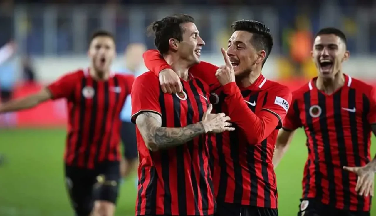 Süper Lig'e Çıkmayı Hedefleyen Gençlerbirliği'nde Protesto! Oyuncular Maaşlarını Alamadığı İçin İsyan Etti