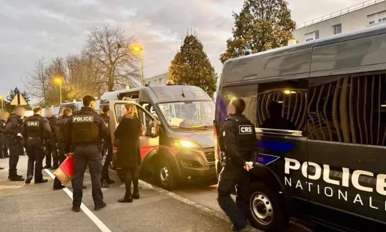 Lise Öğrencisi Elinde Bıçakla Dehşet Saçtı: Ölü ve Yaralılar Var