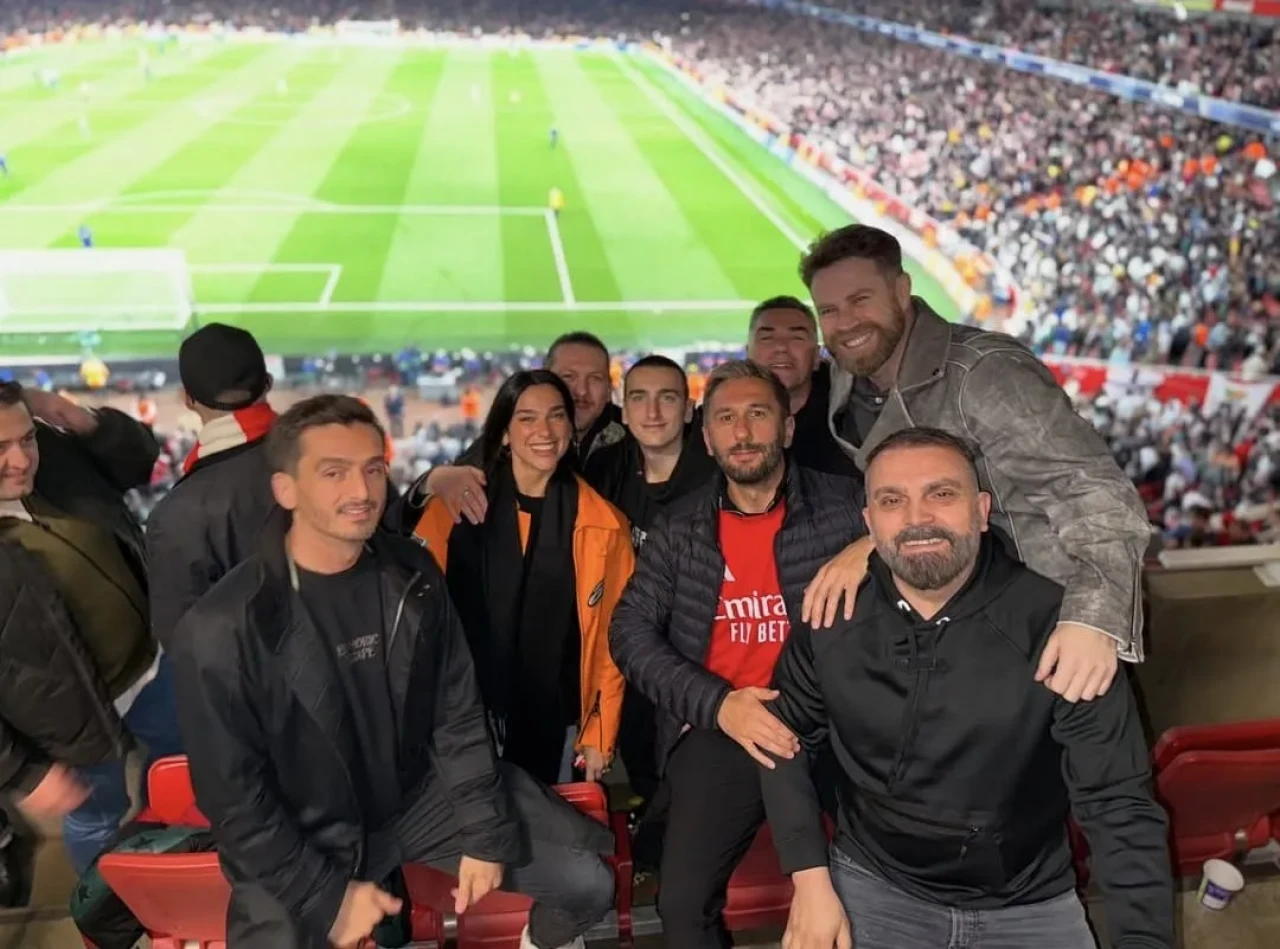 Ünlü Şarkıcı Dua Lipa, Arsenal-Real Madrid Maçında Görüntülendi!