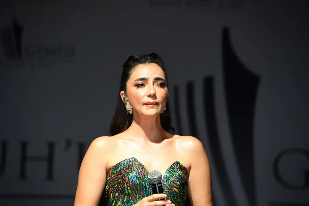 Bu Gece Şarkılarımız Volkan Abi İçin" Diyen Öykü Gürman Gözyaşlarını Tutamadı!