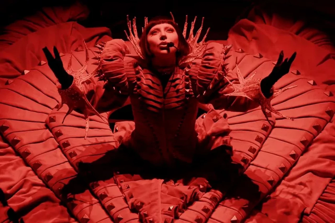Lady Gaga’dan Gotik ve Fütüristik Patlama: Bu Performans Yıllarca Konuşulacak!