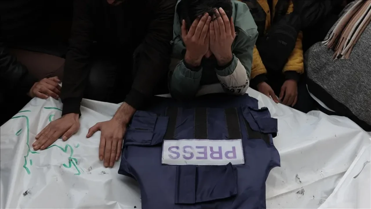 Gazeteciler Sessiz Kalmadı: Paris’te Filistinli Meslektaşları İçin Protesto!