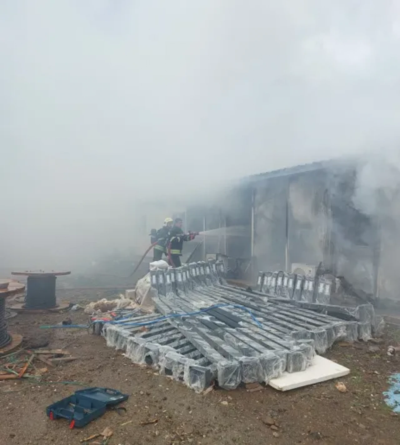 Muğla Seydikemer Şantiyesinde Korkutan Yangın: İşçilerin Kaldığı Konteyner Alev Aldı