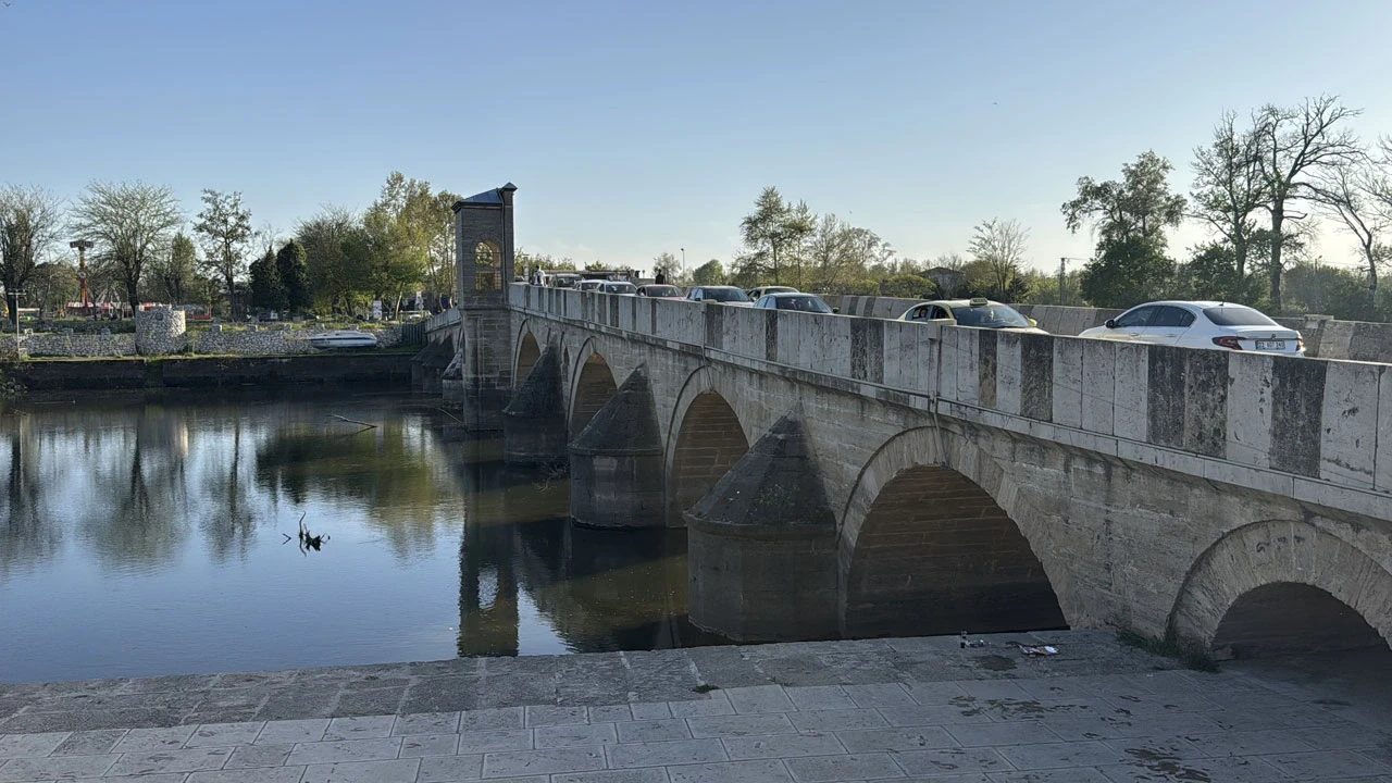 Saniyelerle Yarıştı! Edirne’de Nehre Düşen Genci Arkadaşı Kurtardı