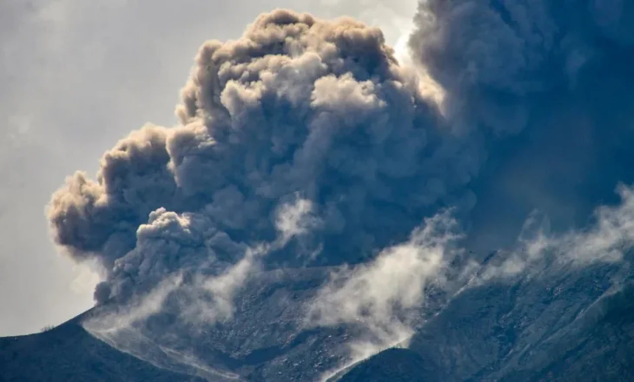 Sumatra'da Korkutan Uyanış: Marapi Yanardağı Yine Patladı