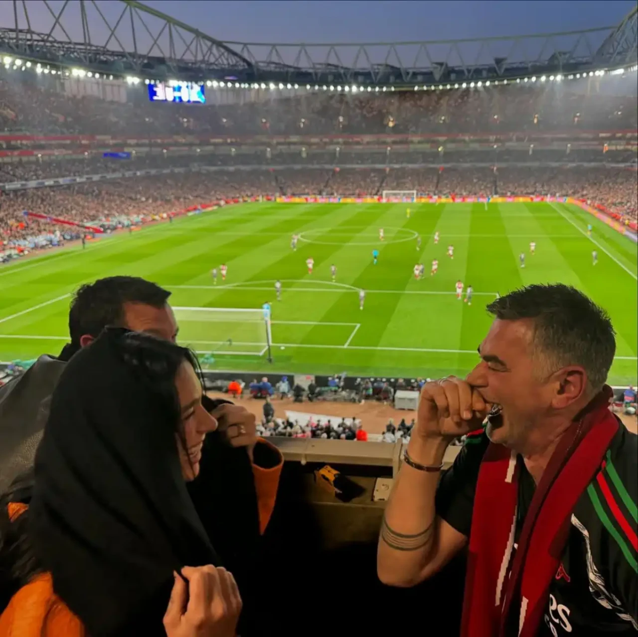Arsenal’in Zaferine Dua Lipa Damgası: Tribünde Babası ve Sevgilisiyle!