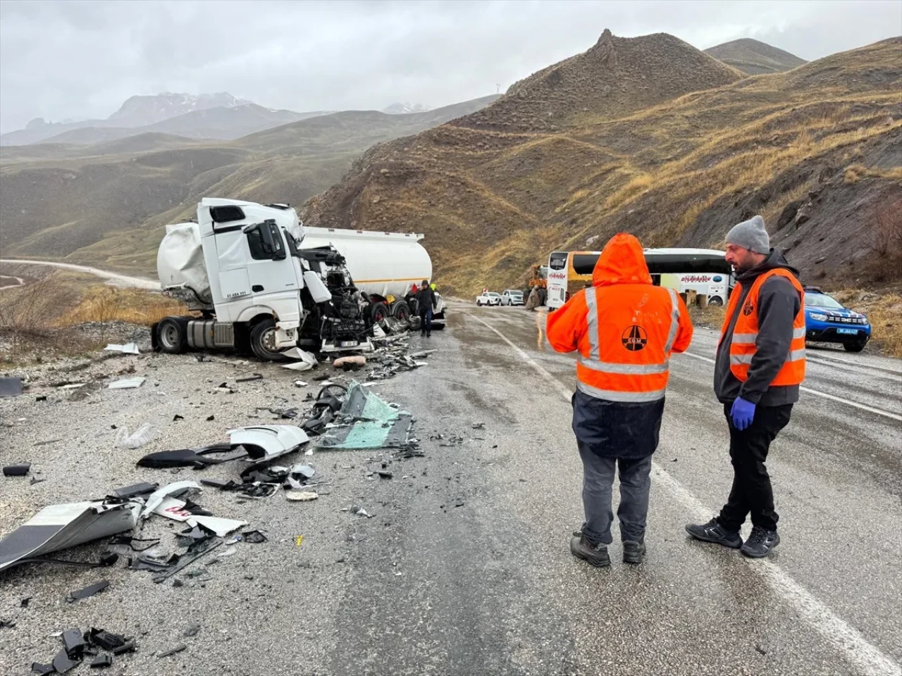 Hakkari-Van Yolunda Feci Çarpışma! Otobüs ve Tanker Birbirine Girdi: 8 Yaralı