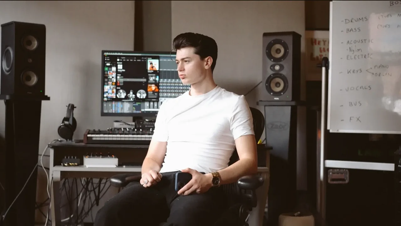 Evde Temizlik, Kalpte Romantizm: Elliot James Reay ile Sıradanlığın İçindeki Müzik Devrimi!