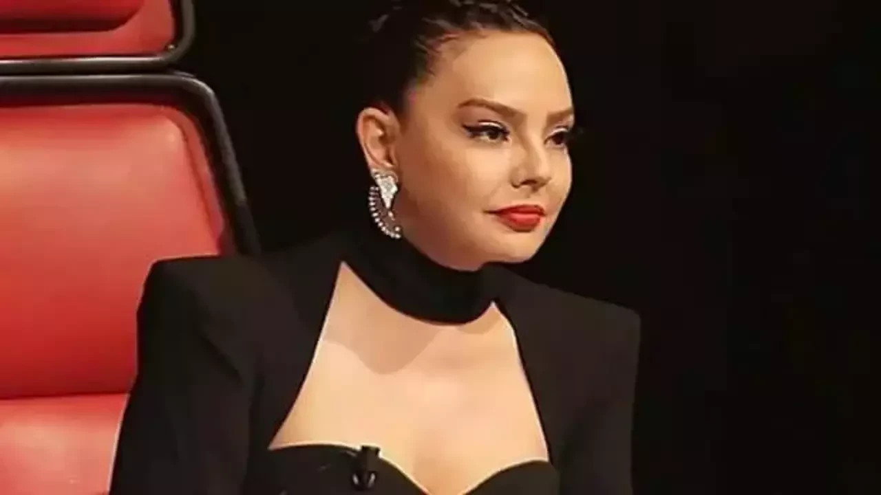 Ebru Gündeş’in Yıllardır Sakladığı Kızı Alara İlk Kez Ortaya Çıktı! Güzelliğiyle Göz Kamaştırdı