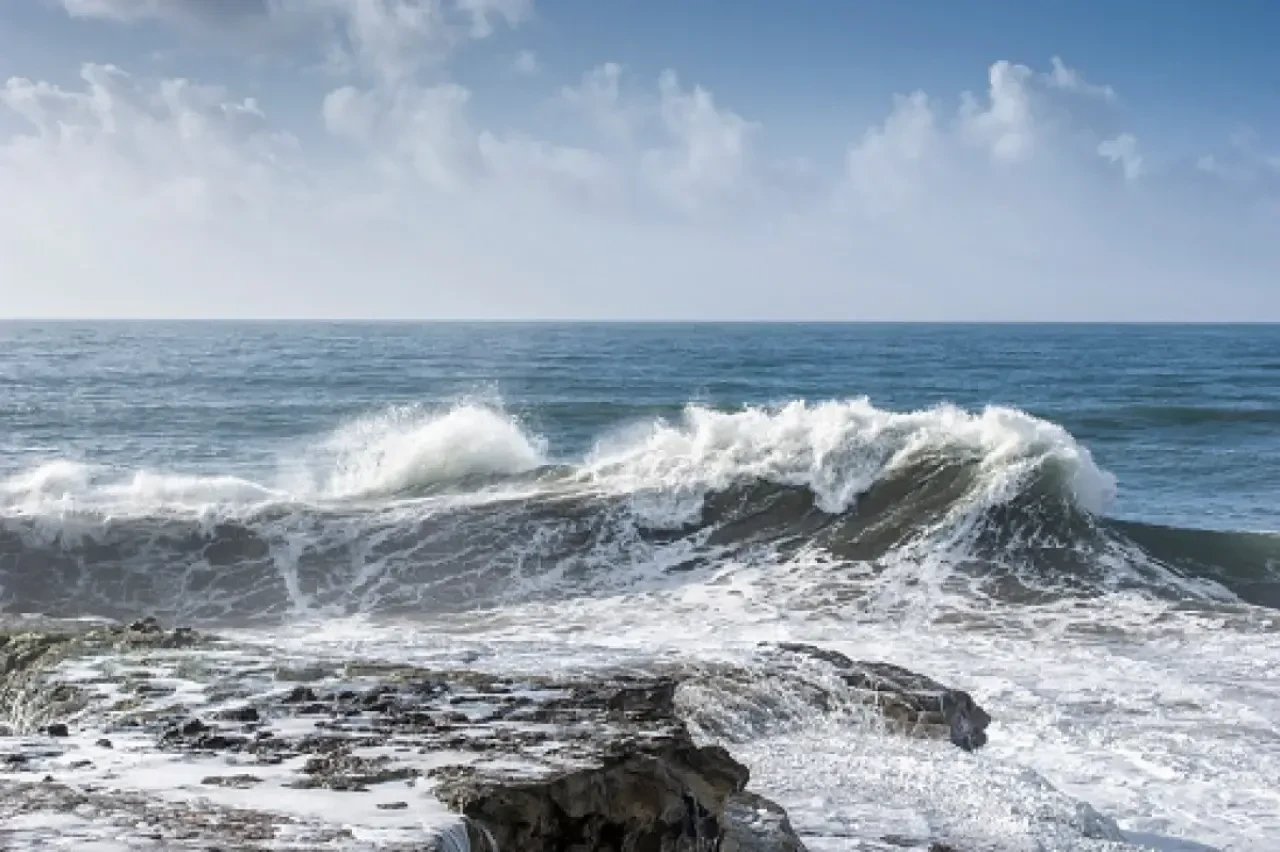 Avustralya kıyılarında felaket: Dev dalgalar 5 can aldı, 2 kişi kayıp