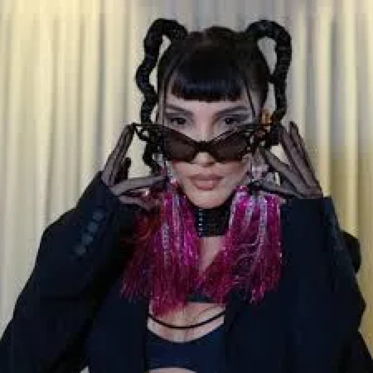 Hande Yener'den Kıbrıs Konserinde Dikkat Çeken Uyarı: “Abla Demek Yasak!”