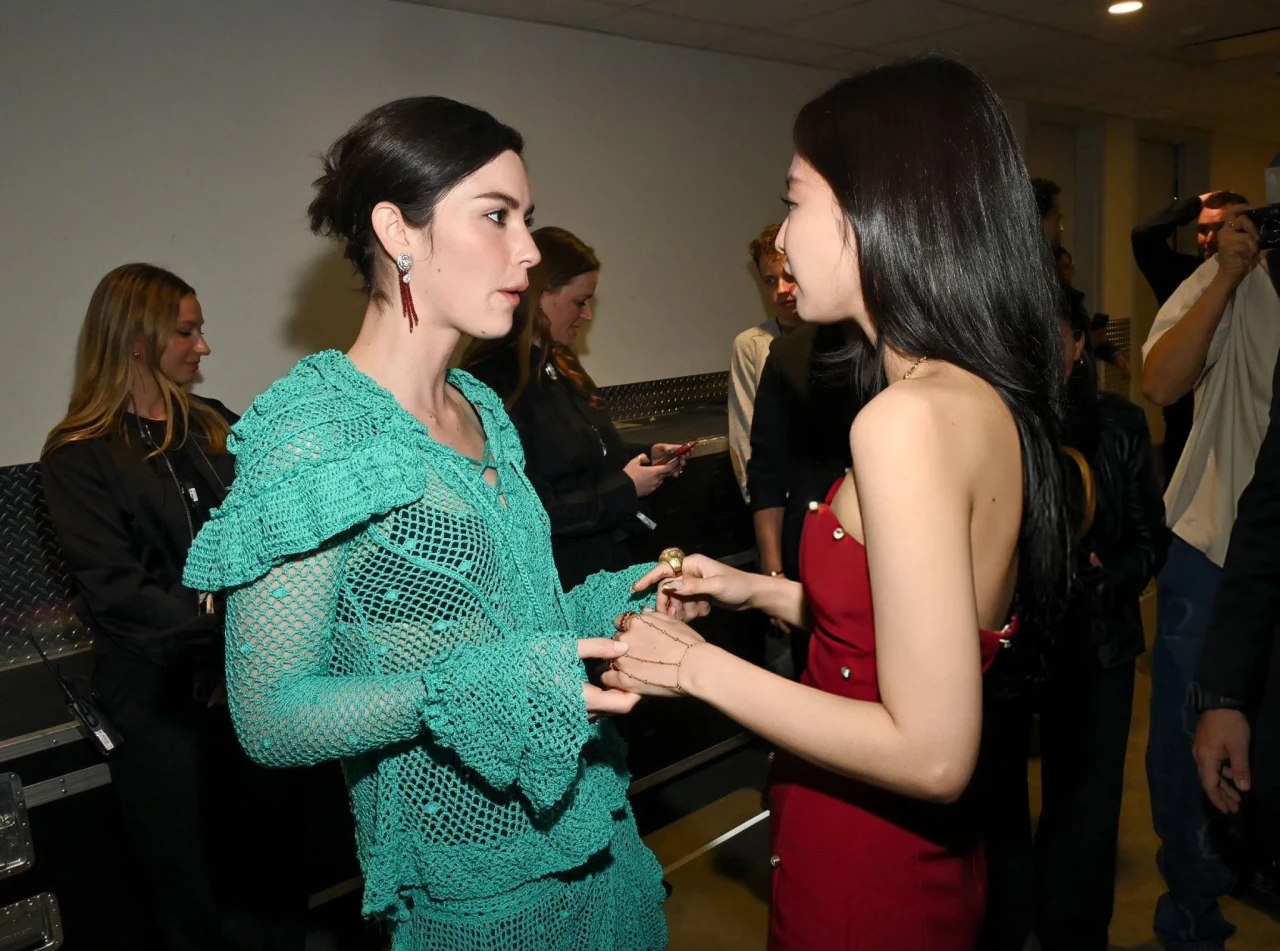 Tarzları Farklı, Mesajları Ortak: Jennie ve Gracie Abrams’tan Billboard 2025’te Kadın Gücü Buluşması!