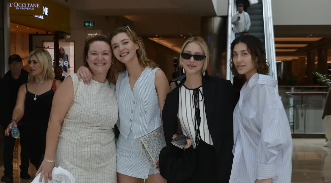 Ünlü Oyuncu Melisa Döngel'den Aile Pozu! İstinyePark’ta Sürpriz Görüntü