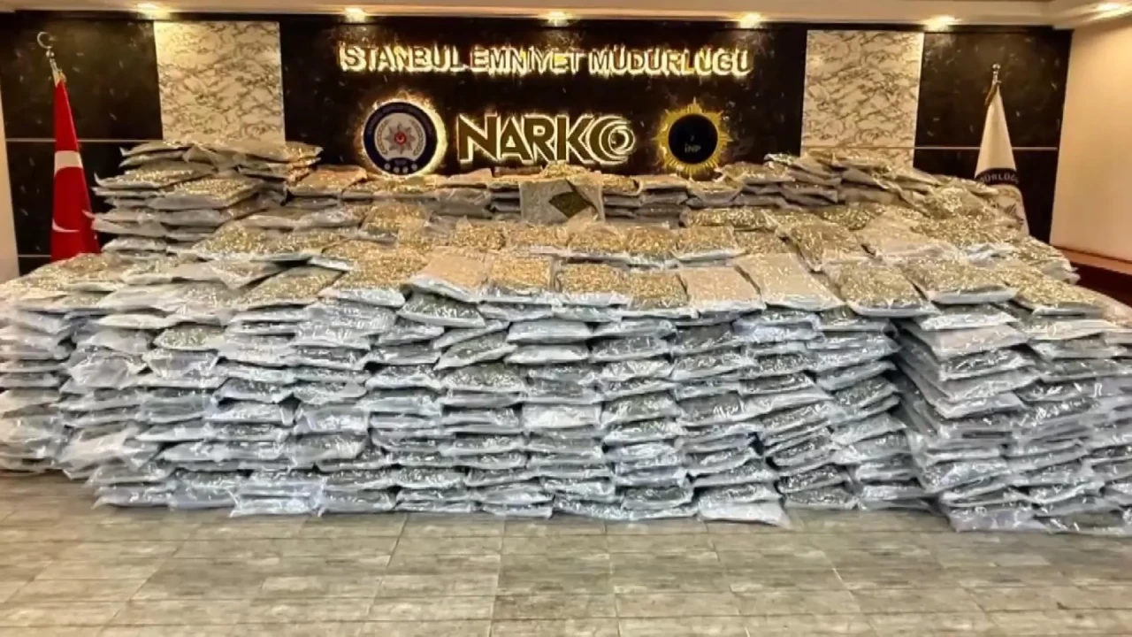 Narkotik polisi yine görevde! 880 kilo uyuşturucu ele geçirildi!