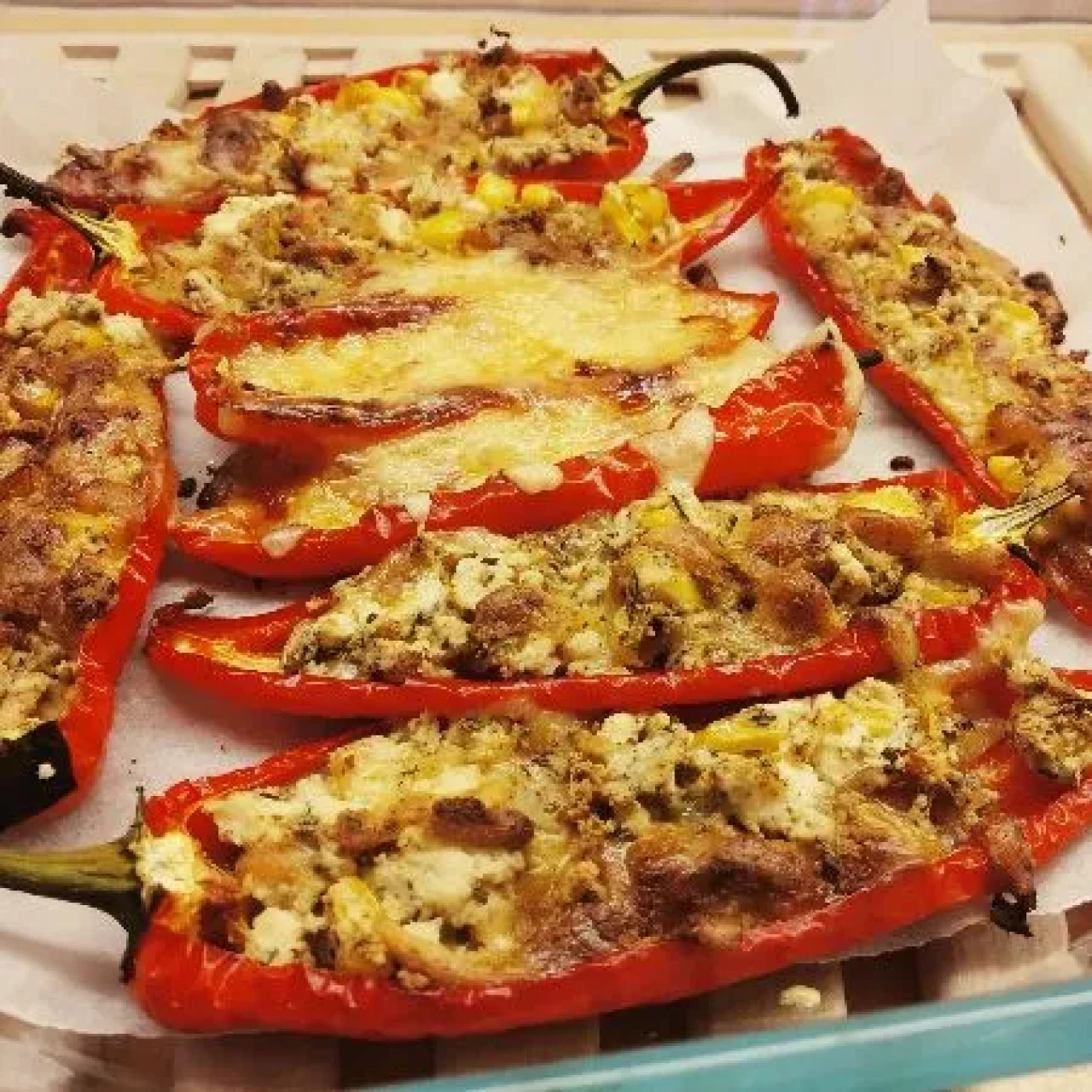 Bu Lezzet Kaçmaz! Fırında Peynirli Sandal Biber Tarifiyle Sofranızı Şölene Çevirin