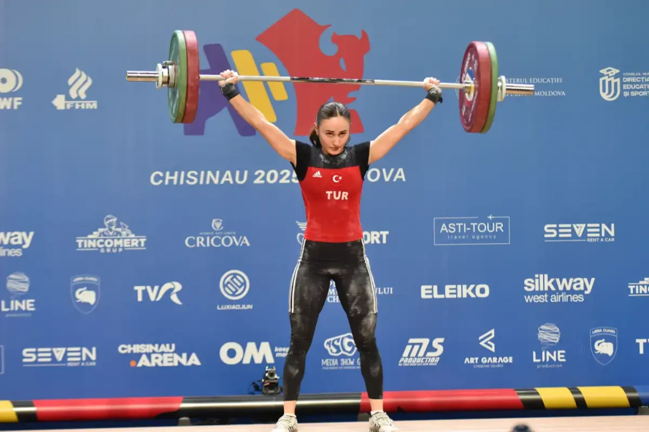 Moldova’da Tarih Yazdı: Cansel Özkan Avrupa Halter Şampiyonası’ndan Bronz Madalya ile Döndü!