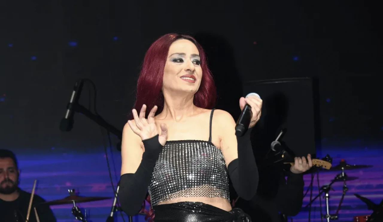 Yıldız Tilbe Kıbrıs'ı Salladı! Enerjisi ve Renkli Saçlarıyla Büyüledi