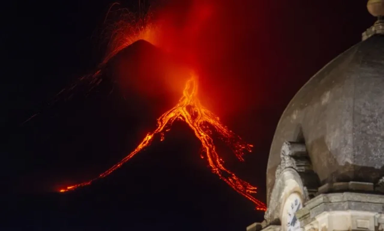 Etna Yanardağı Patladı! Sicilya’da Gökyüzü Kül Bulutlarıyla Kaplandı