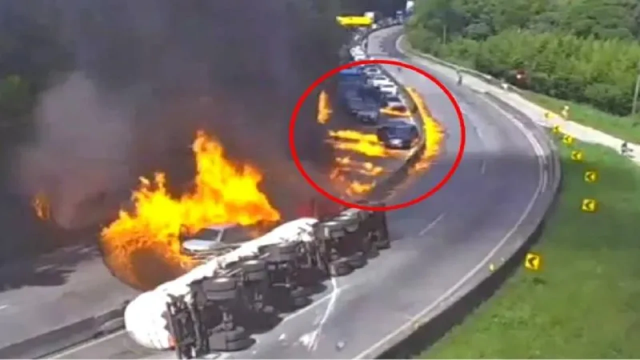 Faciaya Ramak Kala! Tanker Devrildi, Otoyol Alevlere Teslim Oldu