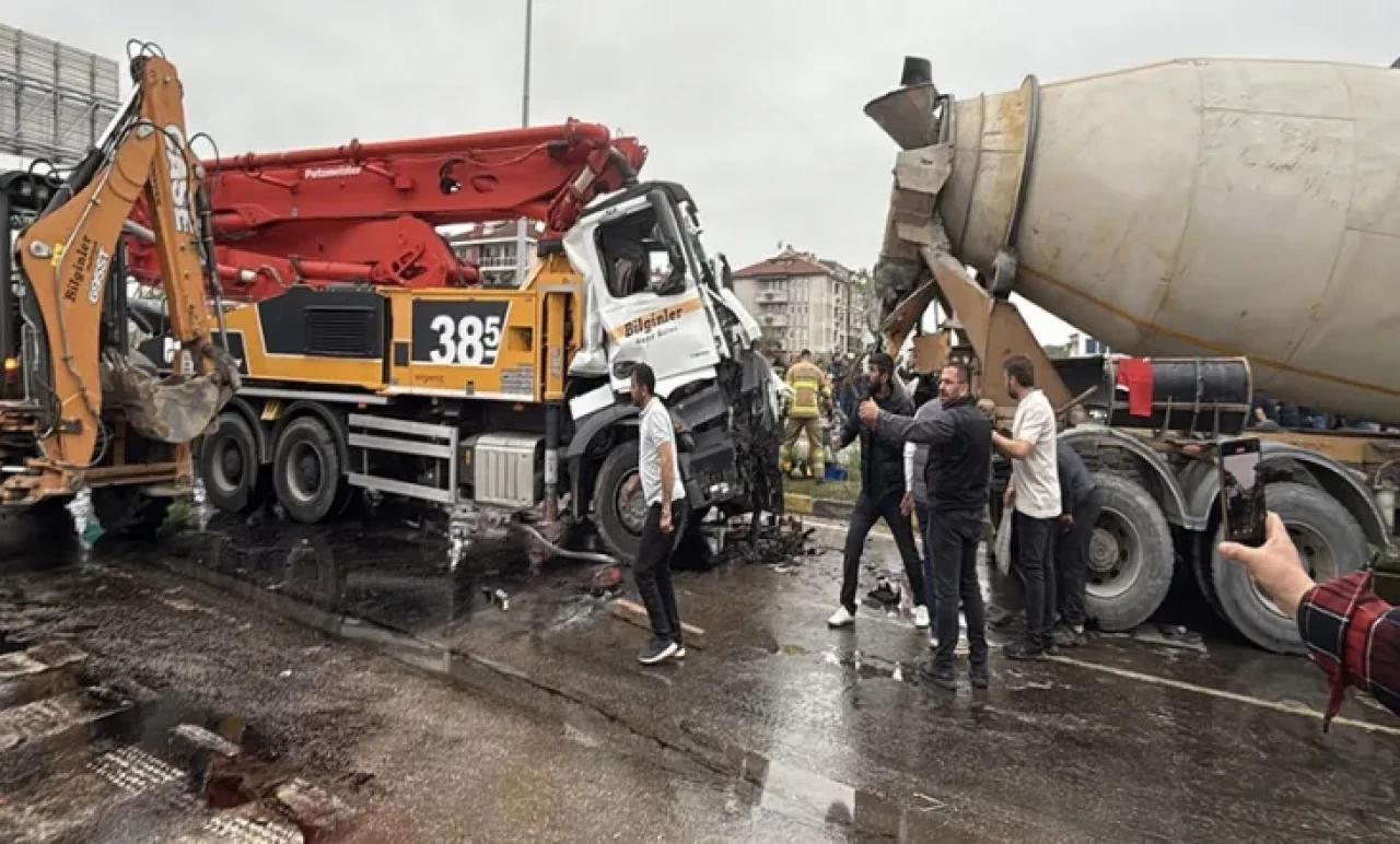 Tüyler Ürperten Kaza! Minibüs, Beton Mikseri ve Kamyon Zincirleme Çarpıştı
