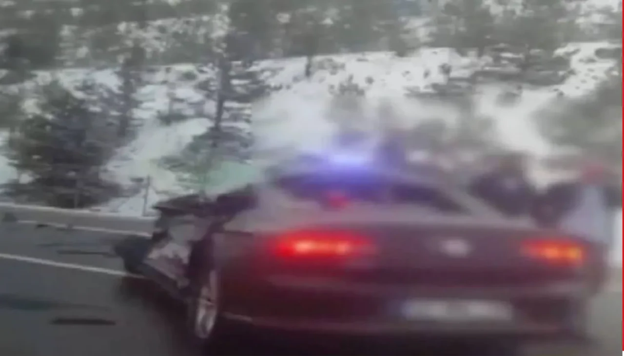 Cumhurbaşkanlığı Strateji ve Bütçe Başkanı İbrahim Şenel’e Eskortluk Yapan Koruma Aracı Kaza Yaptı: 2 Polis Koruması Şehit Oldu