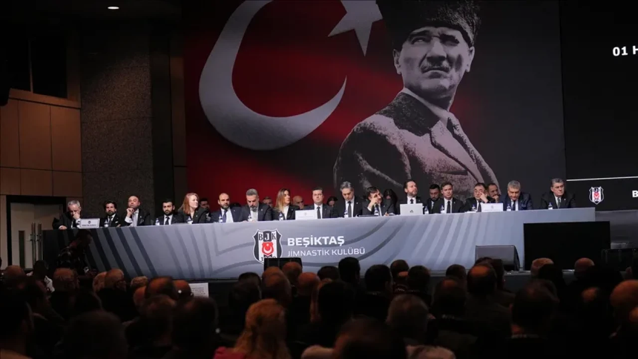 Beşiktaş Divan Kurulu Toplantısında Hakaretler Havada Uçuştu: Hasan Arat Sinirlerine Hakim Olamadı!