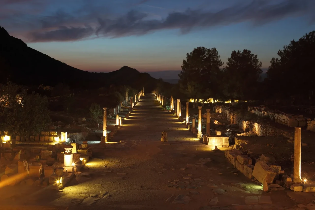 Sardes Antik Kenti’nde Gece Müzeciliği Başlıyor: Tarih Artık Geceleri de Işıldayacak