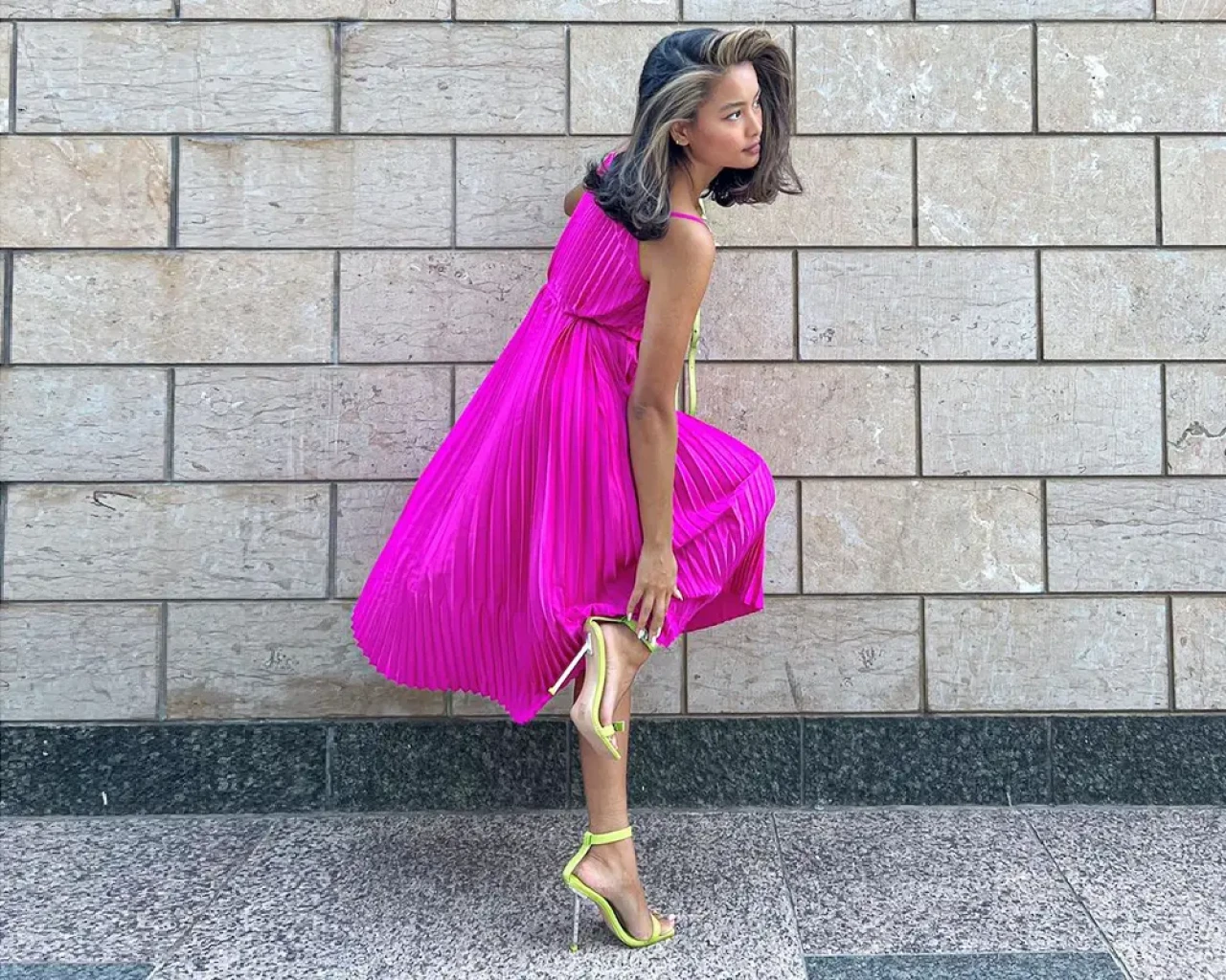 Parlak Pembe Geri Döndü! Yazın En Güçlü Moda Trendi