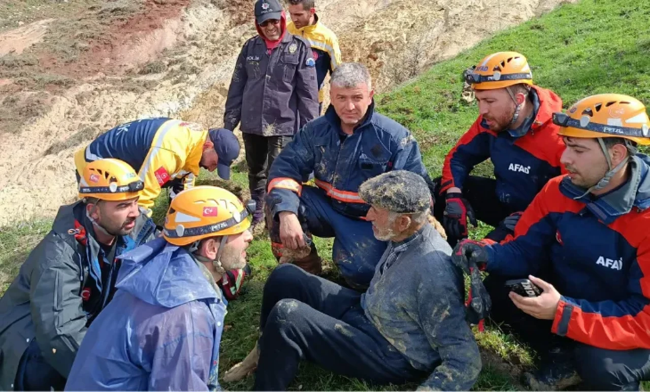 AFAD Zamanla Yarıştı! Çamura Saplanan Vatandaş ve Hayvanı Kurtardı