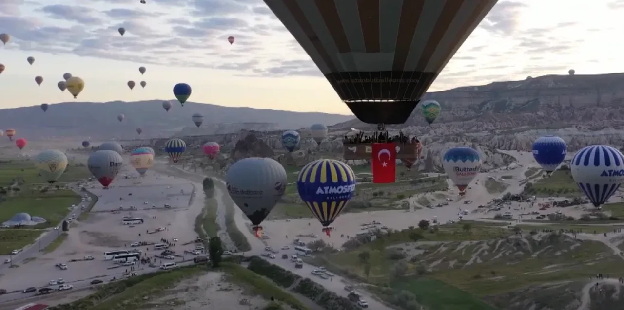 Kapadokya Semalarında 19 Mayıs Coşkusu: Bayraklar Gökyüzünü Süsledi