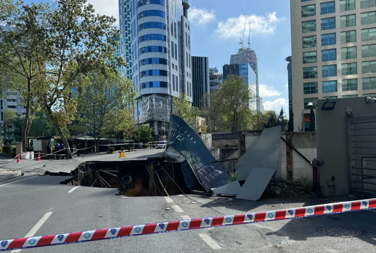 Sarıyer Maslak’ta Yol Çöktü: Eski Büyükdere Caddesi Tedbir Amaçlı Trafiğe Kapatıldı