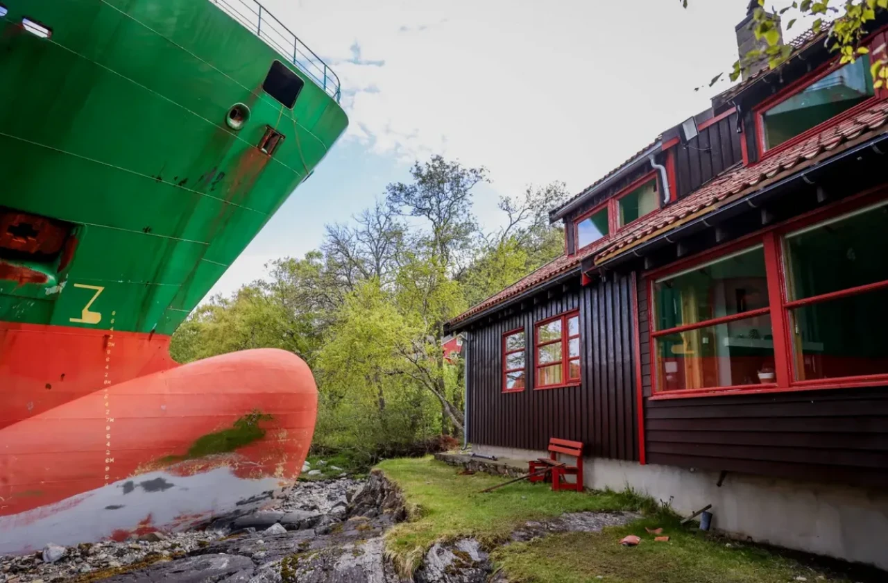 Norveç'te Şaşırtan Kaza: 135 Metrelik Gemi Bahçeye Girdi, Ev Sahibi Uyanmadı