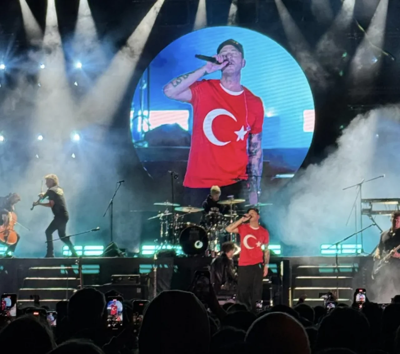 OneRepublic’tan Türk Bayraklı Sürpriz! İstanbul’da Gönülleri Fethetti