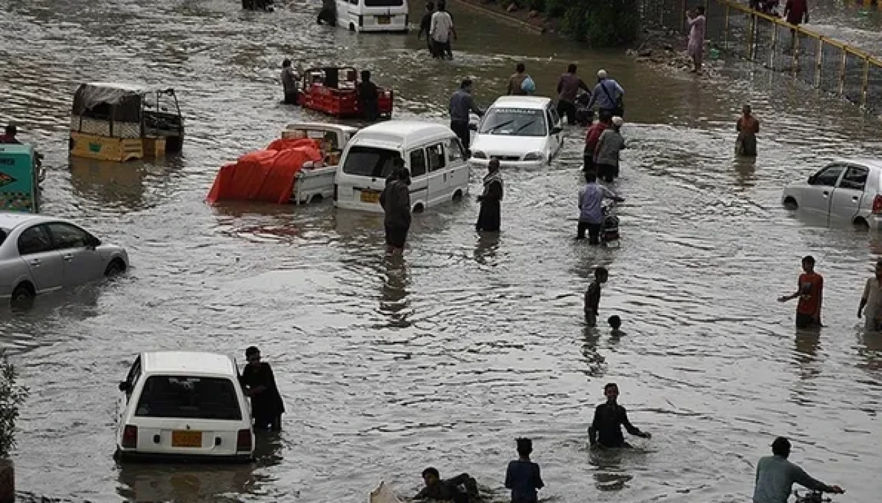 Pakistan'da Şiddetli Fırtına: 18 Ölü, 92 Yaralı