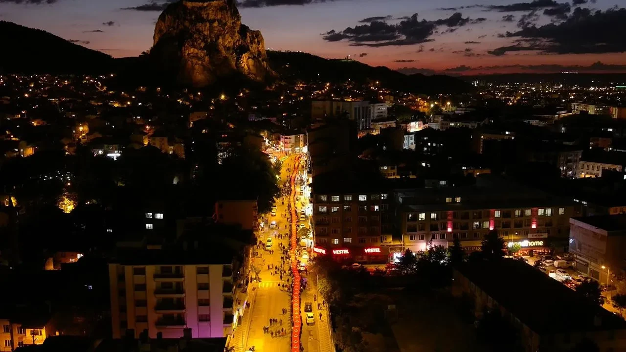 Afyonkarahisar’da 19 Mayıs Coşkusu: Dev Türk Bayrağıyla Gençlik Yürüyüşü