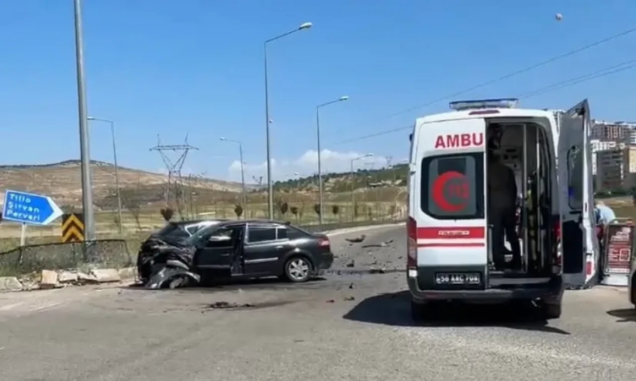Siirt’te Trafik Kazası: 1’i Ağır 4 Kişi Yaralandı