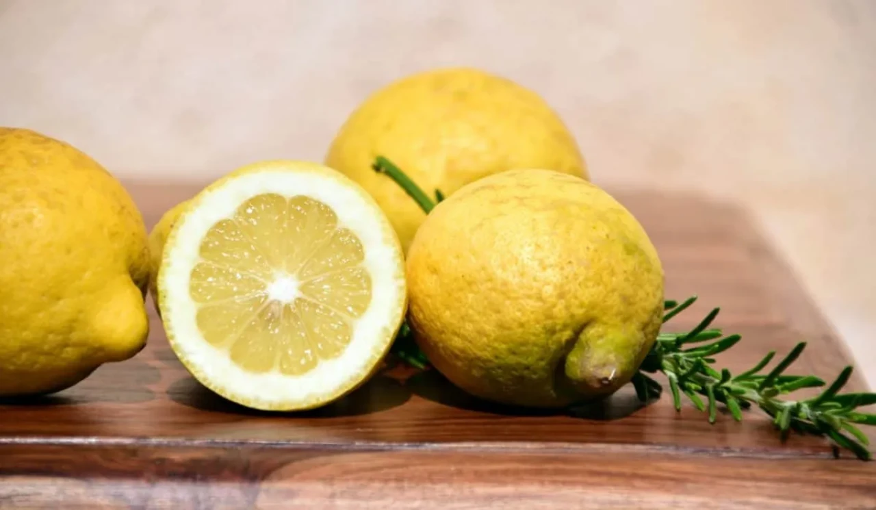 Gece yatmadan önce aç karnına bir kaşık limon suyu için bakın neye iyi geliyor?