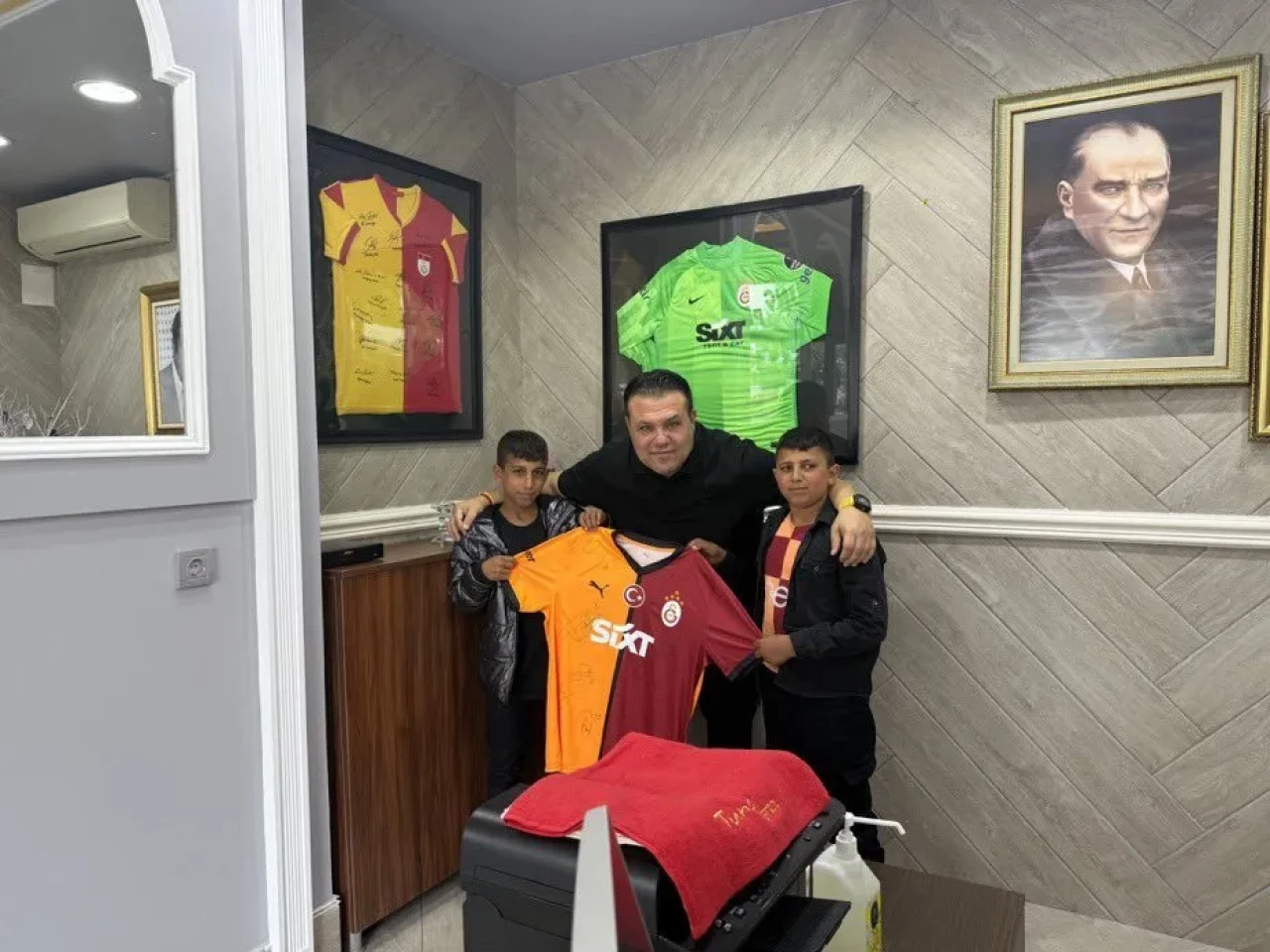 Galatasaray'ın şampiyonluk gecesinde kağıt toplayan 11 kardeşli Alican'a Dinçer Azaphan'dan sürpriz!