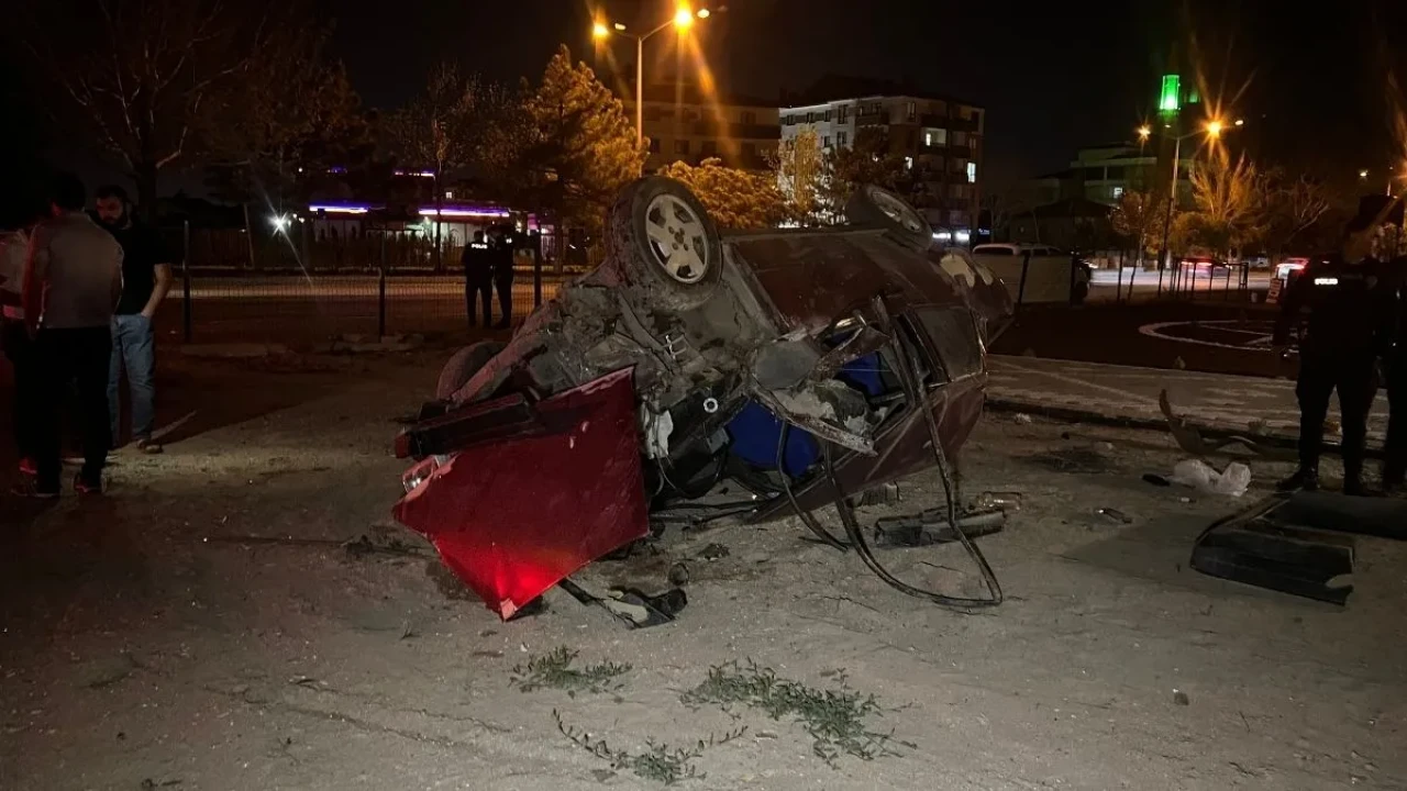Gece Yarısı Kabusu: Konya’da Feci Kaza, Otomobil Takla Atıp Bahçeye Girdi