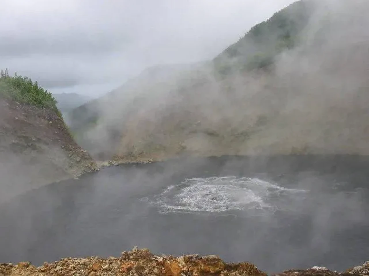 Dominika’daki Doğal Mucize: Kaynayan Göl