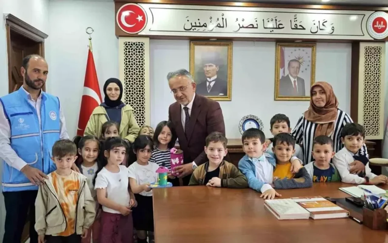 Minik Kalplerden Yetimlere Sevgi Dolu Dokunuş