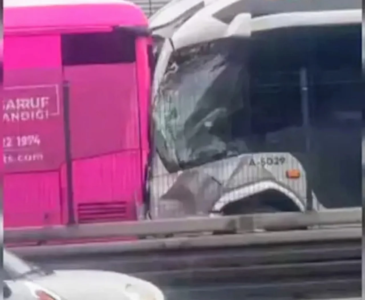 İstanbul’da Toplu Taşımada Kaza Alarmı: Metrobüsler Çarpıştı