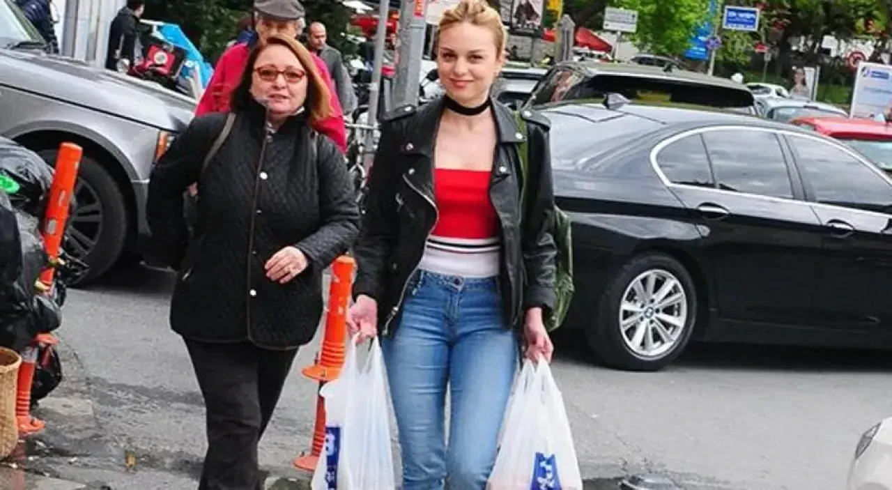 Oyuncu Nilperi Şahinkaya Annesi Kimdir, Mesleği Nedir, Kaç Yaşında?