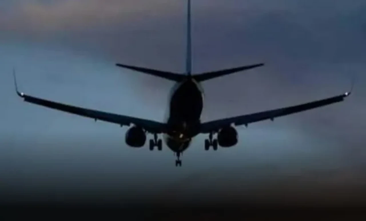 California’da Korkunç Uçak Kazası: Pilot Can Verdi, Evler Alev Aldı