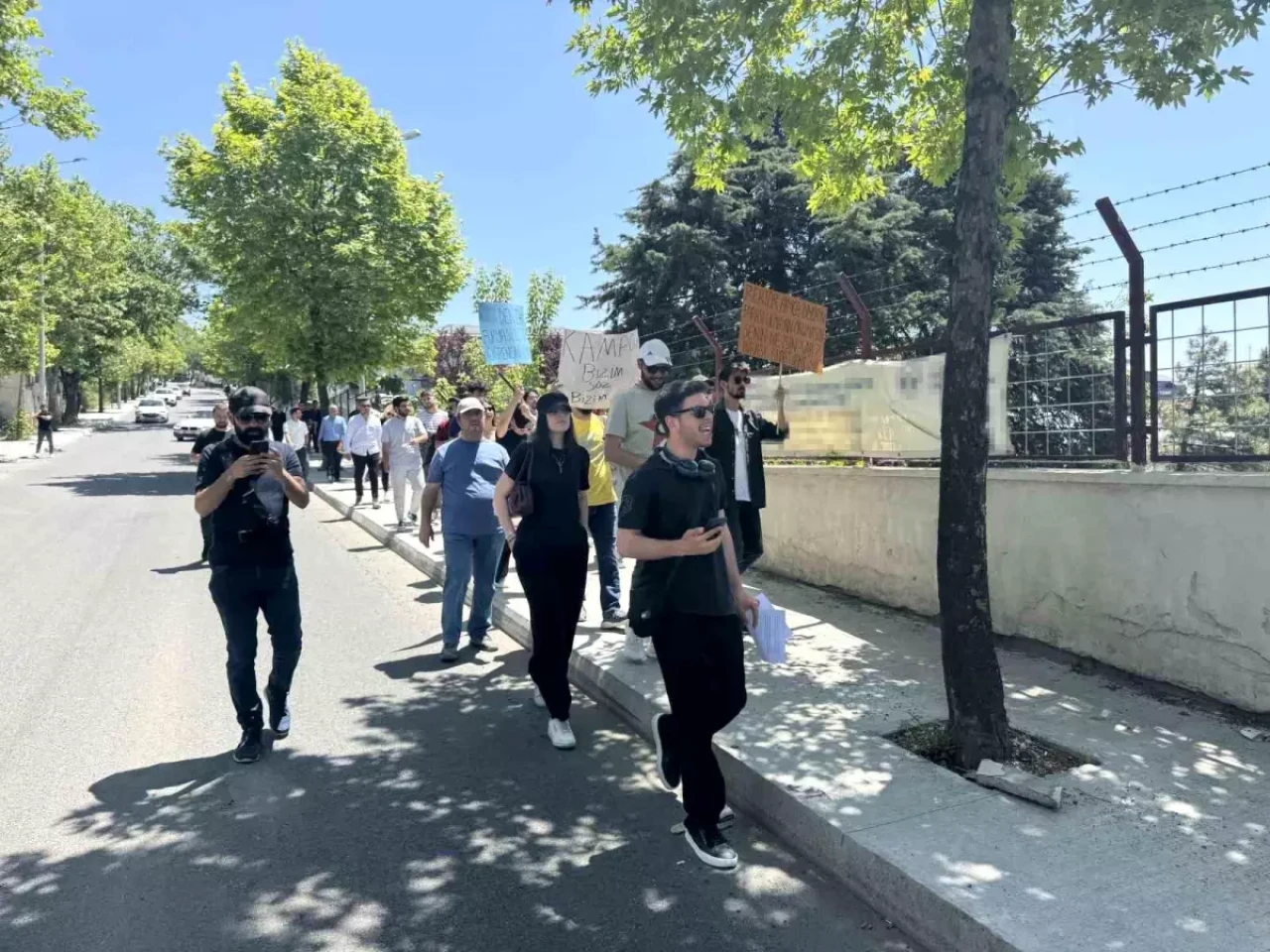 Üniversite Önünde Adalet Arayışı: ‘yüzde 74’lük Zam Kabul Edilemez’